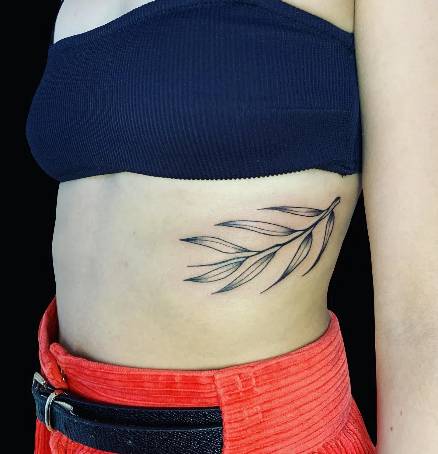 Tatouage flash branche de feuilles fine line sur côtes — Annahata