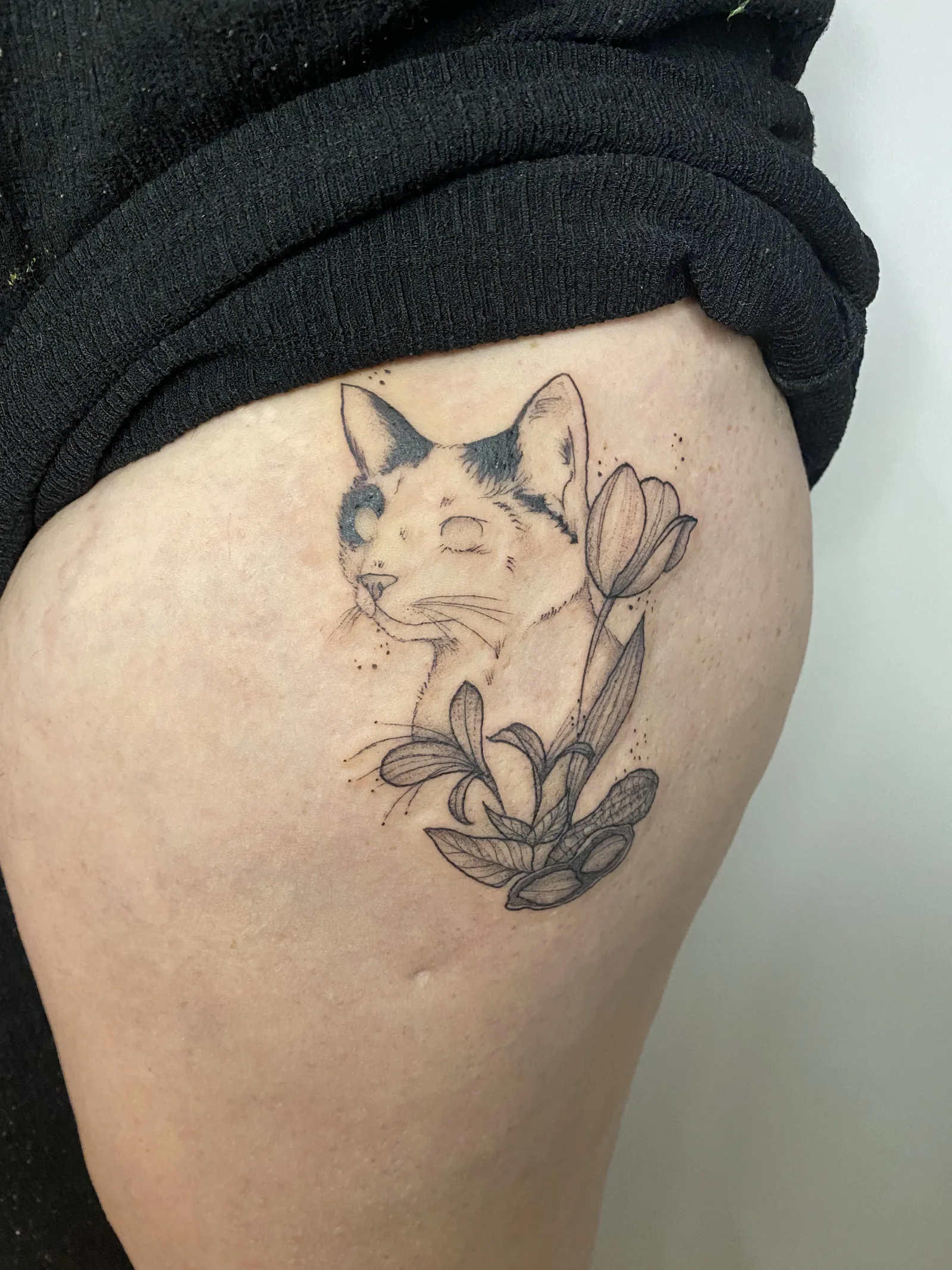 Tatouage chat et tulipe fine line — Annahata Tattoo