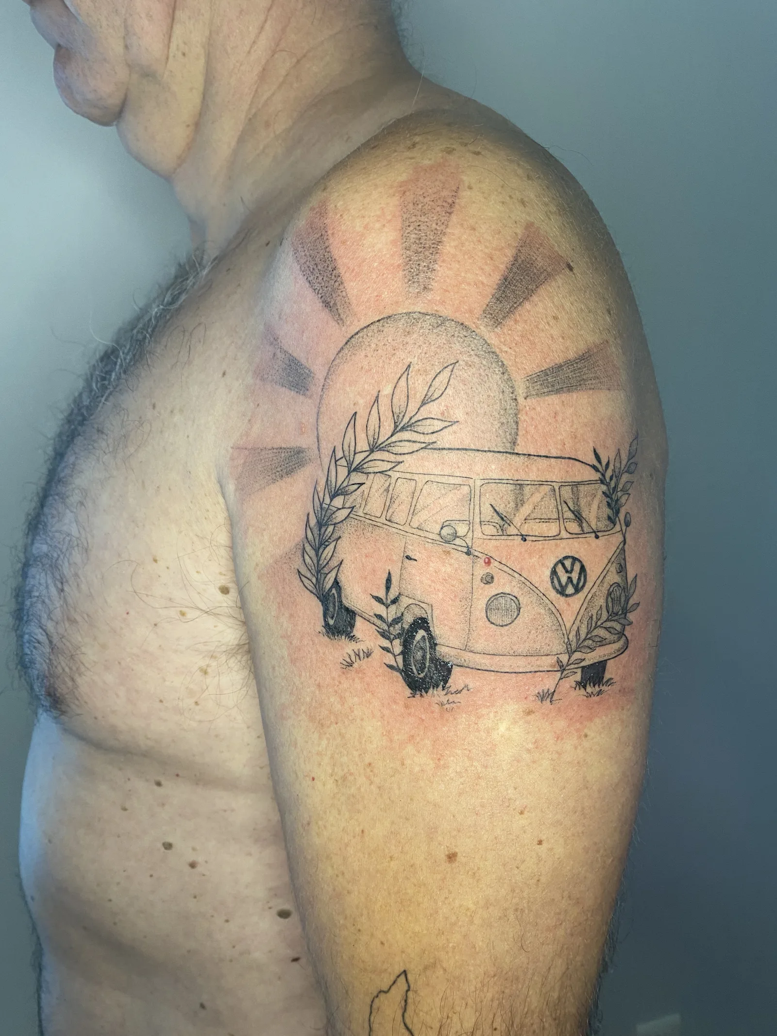 Tatouage combi Volkswagen et soleil dotwork sur bras — Annahata Tattoo