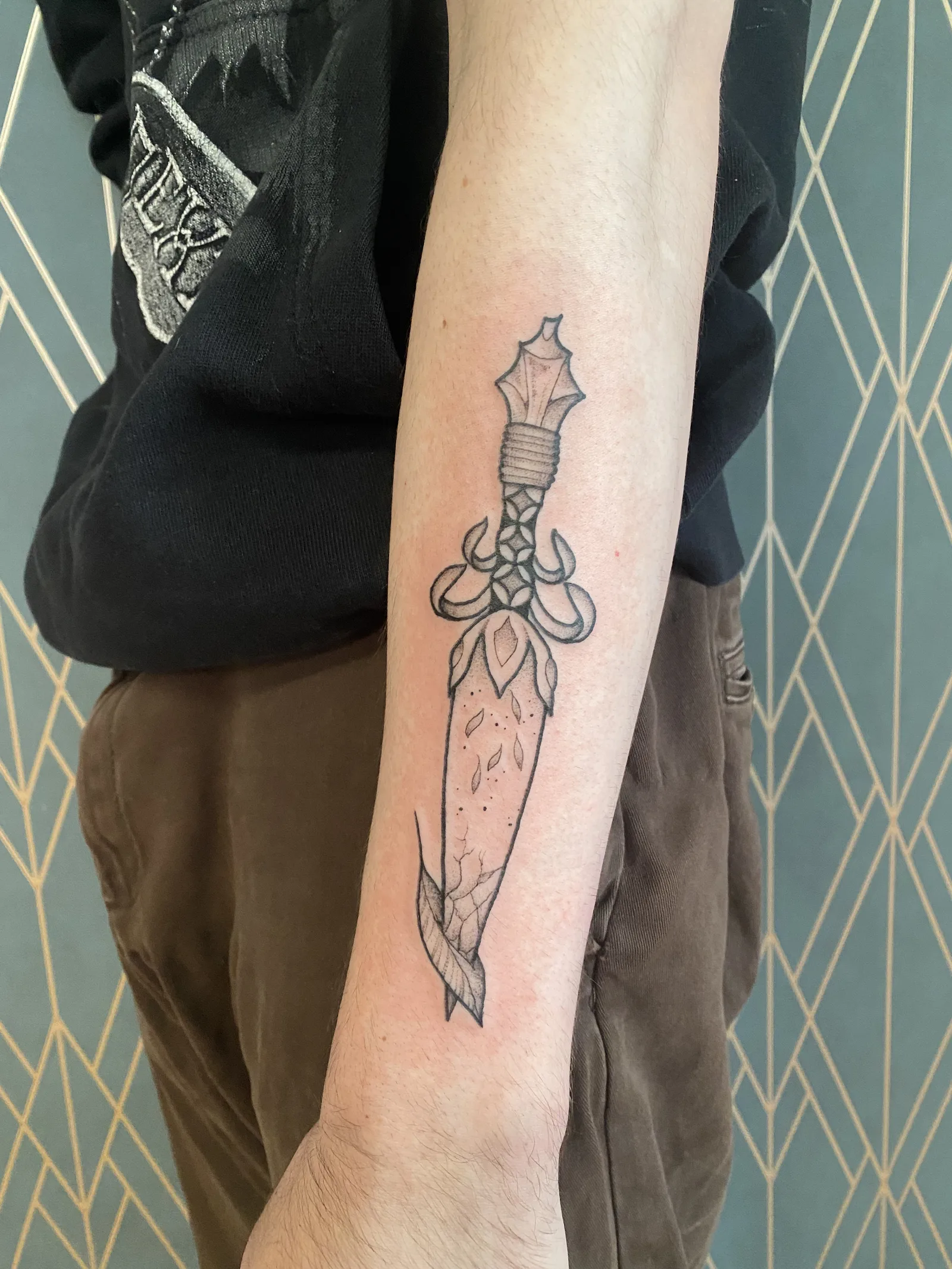 Tatouage dague ornementale fine line sur avant-bras — Annahata Tattoo