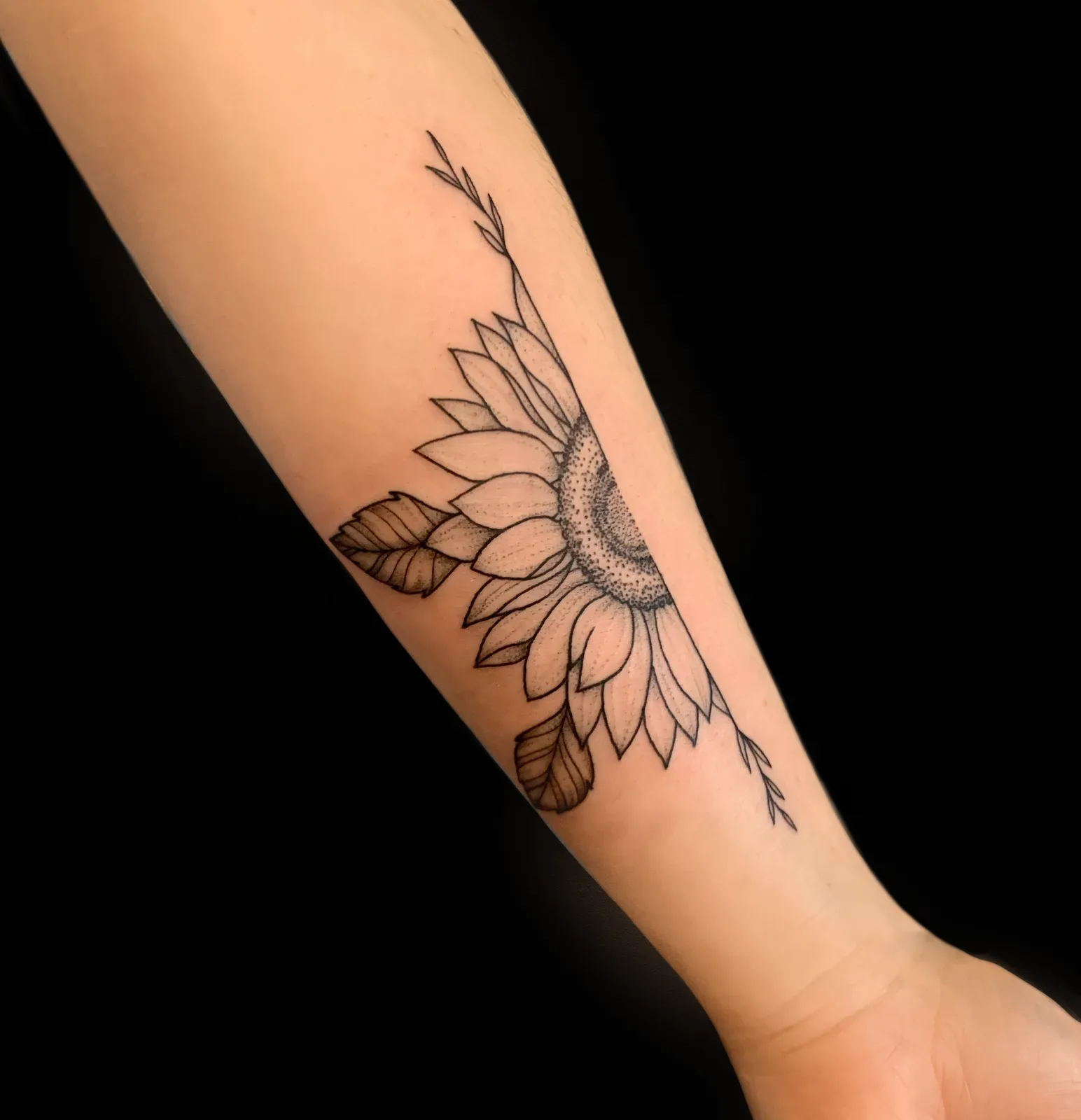 Tatouage floral demi-tournesol fine line sur avant-bras — Annahata