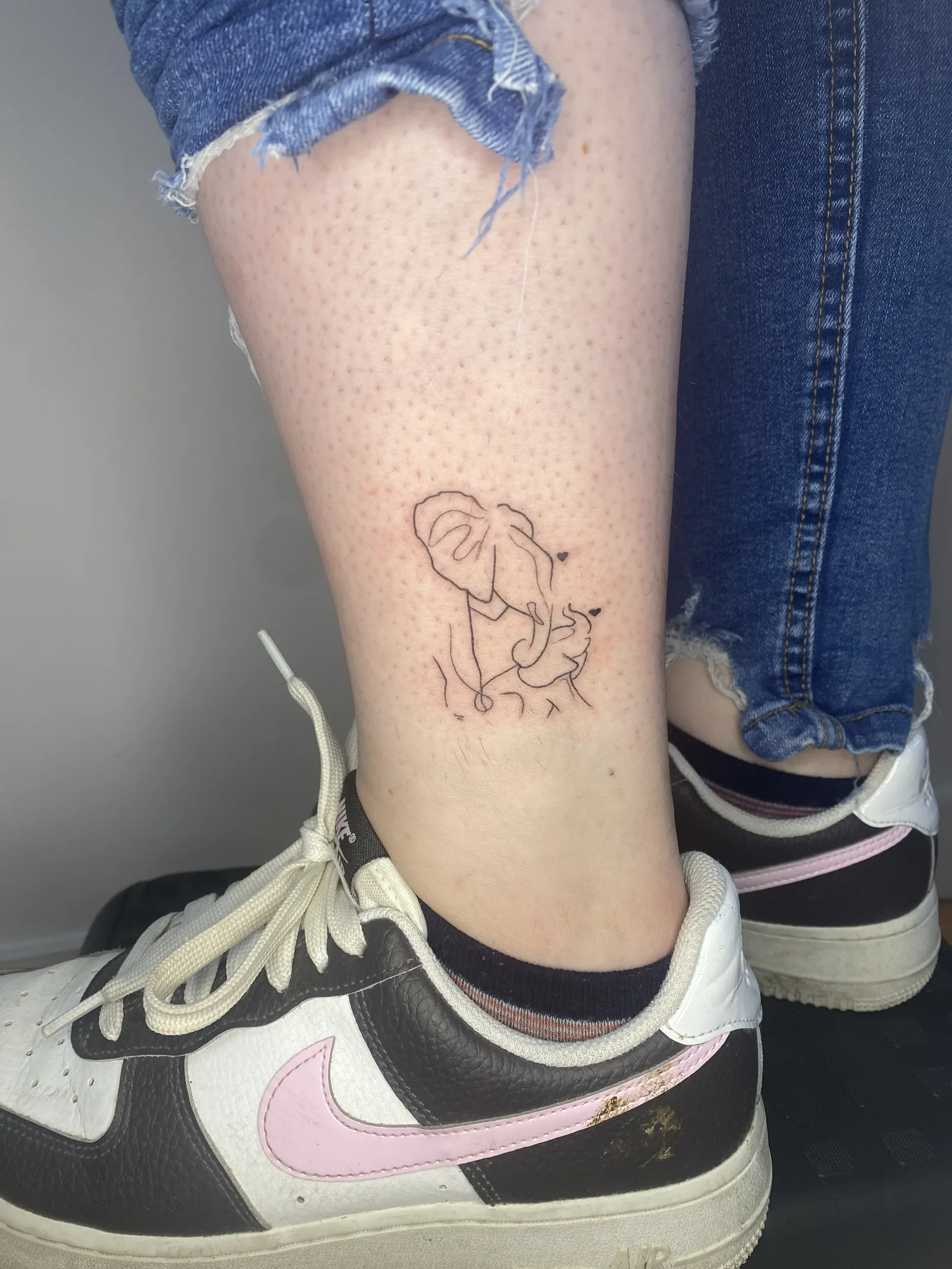 Tatouage minimaliste éléphants maman et bébé sur cheville — Annahata
