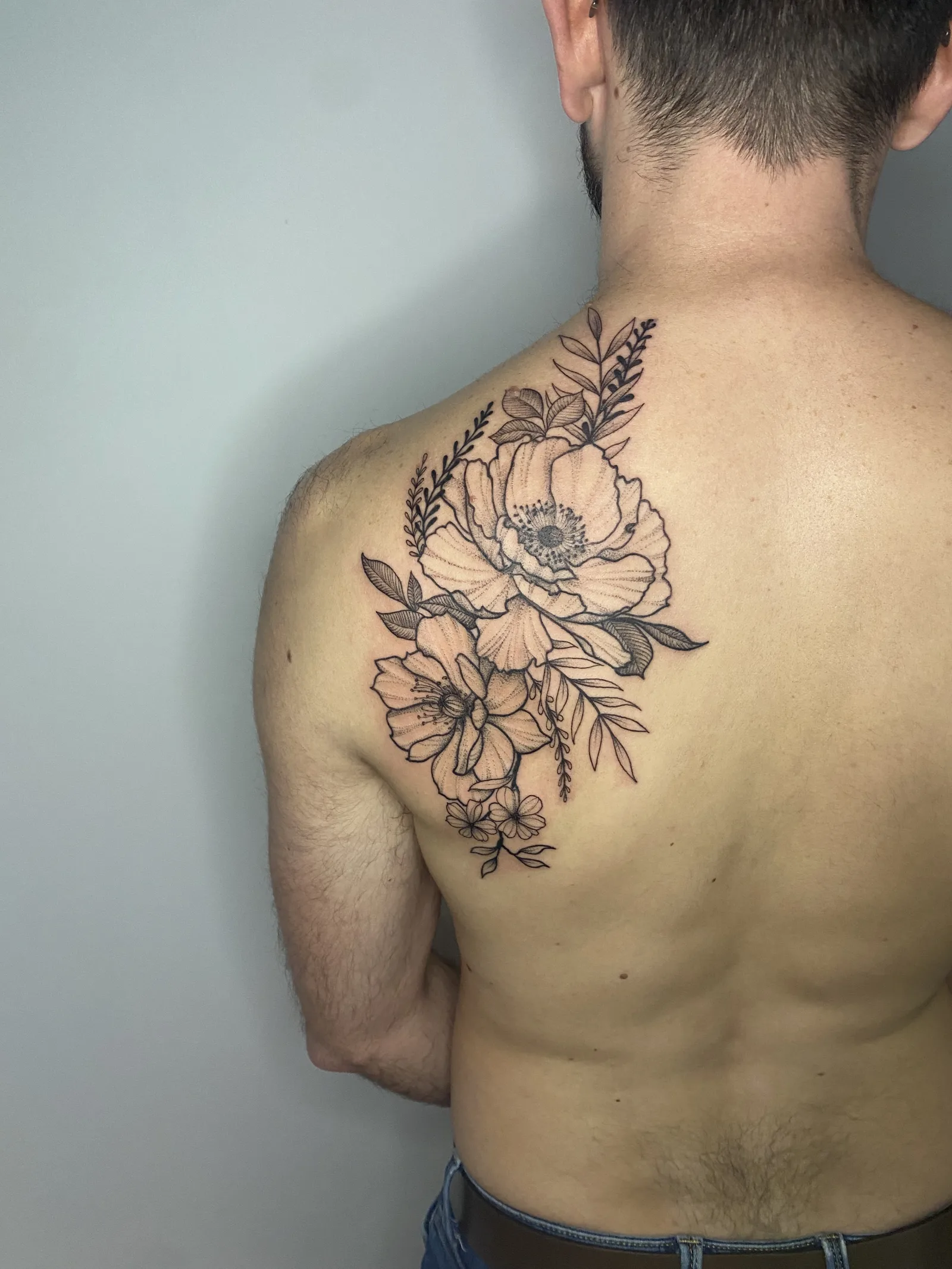 Tatouage fleurs anémones et fougères fine line sur dos et épaule — Annahata