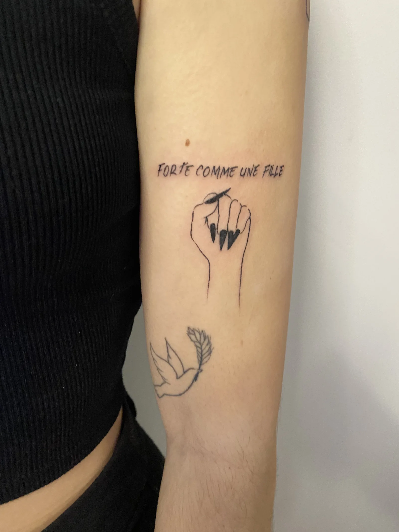 Tatouage texte « Forte comme une fille » et motifs fine line sur bras — Annahata