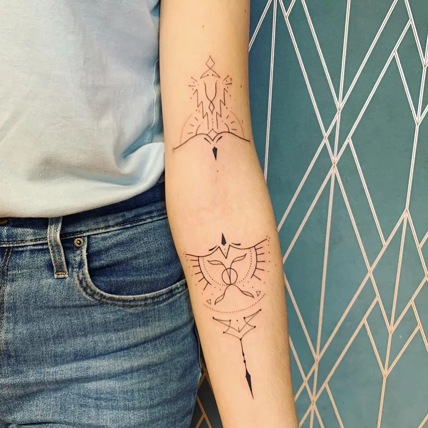 Tatouages géométriques ornementaux fine line sur avant-bras — Annahata