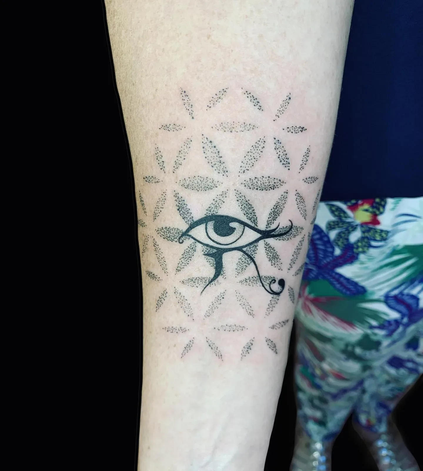 Tatouage œil d'Horus et fleur de vie en dotwork sur avant-bras — Annahata, fine line