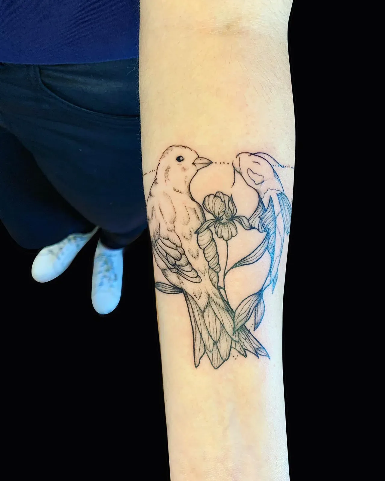 Tatouage fine line oiseau, carpe koï et iris sur avant-bras — Annahata Tattoo
