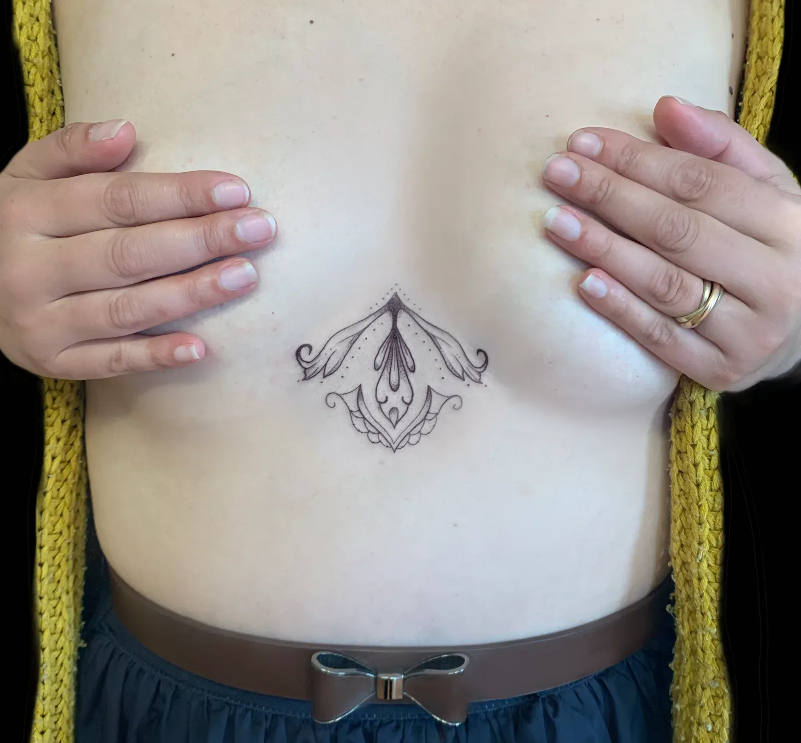 Tatouage ornemental sternum et sous-poitrine fine line — Annahata Tattoo