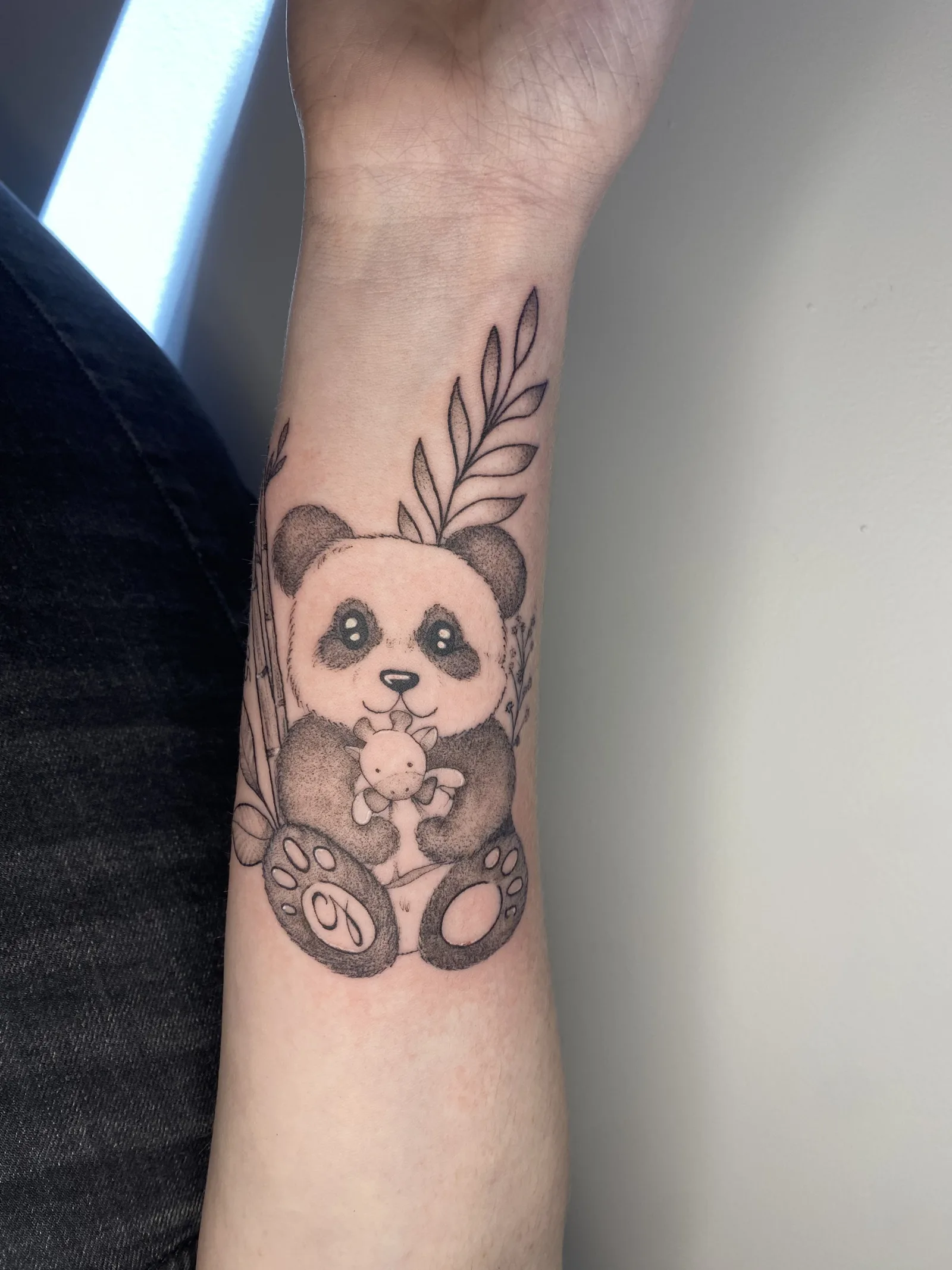 Tatouage panda, peluche et bambou fine line sur avant-bras — Annahata