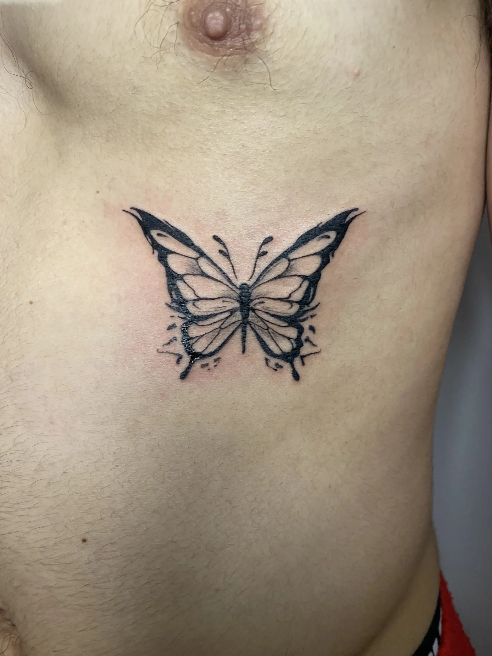 Tatouage papillon fine line sur côtes — Annahata Tattoo