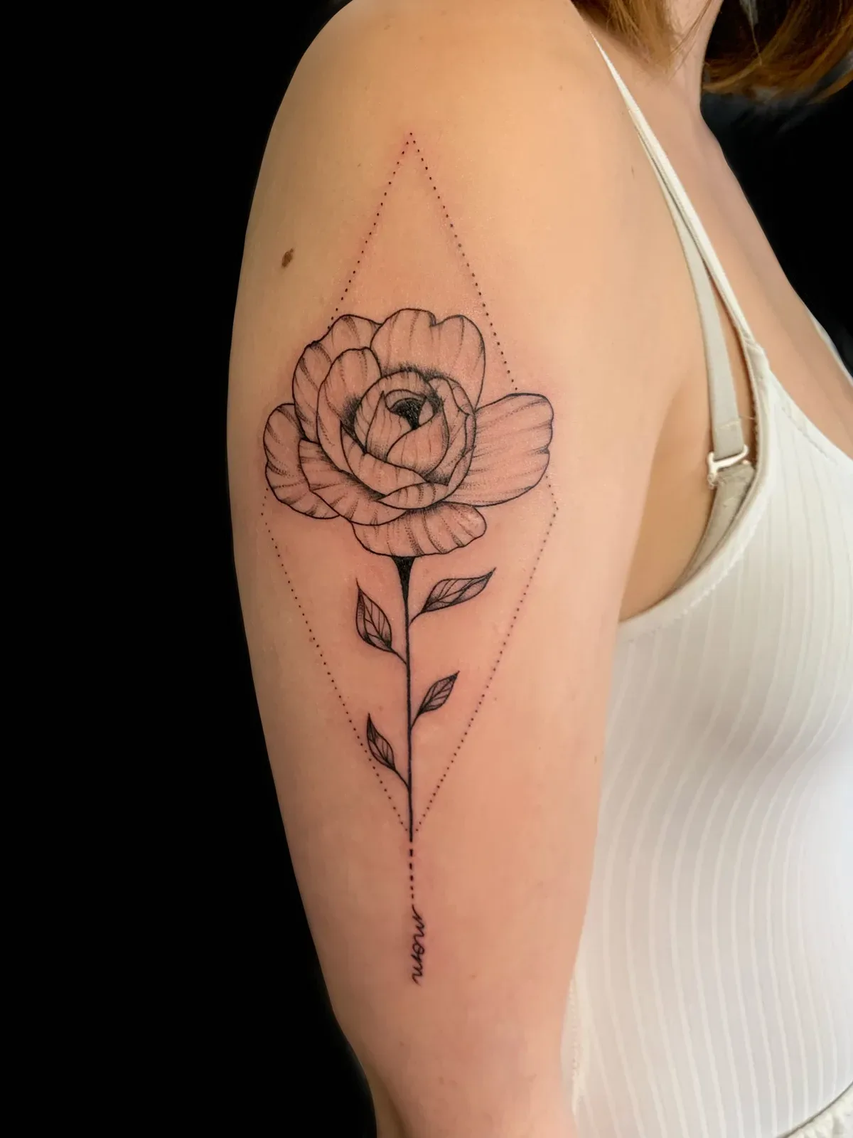Tatouage rose fine line avec mot mom dans un losange — Annahata Tattoo