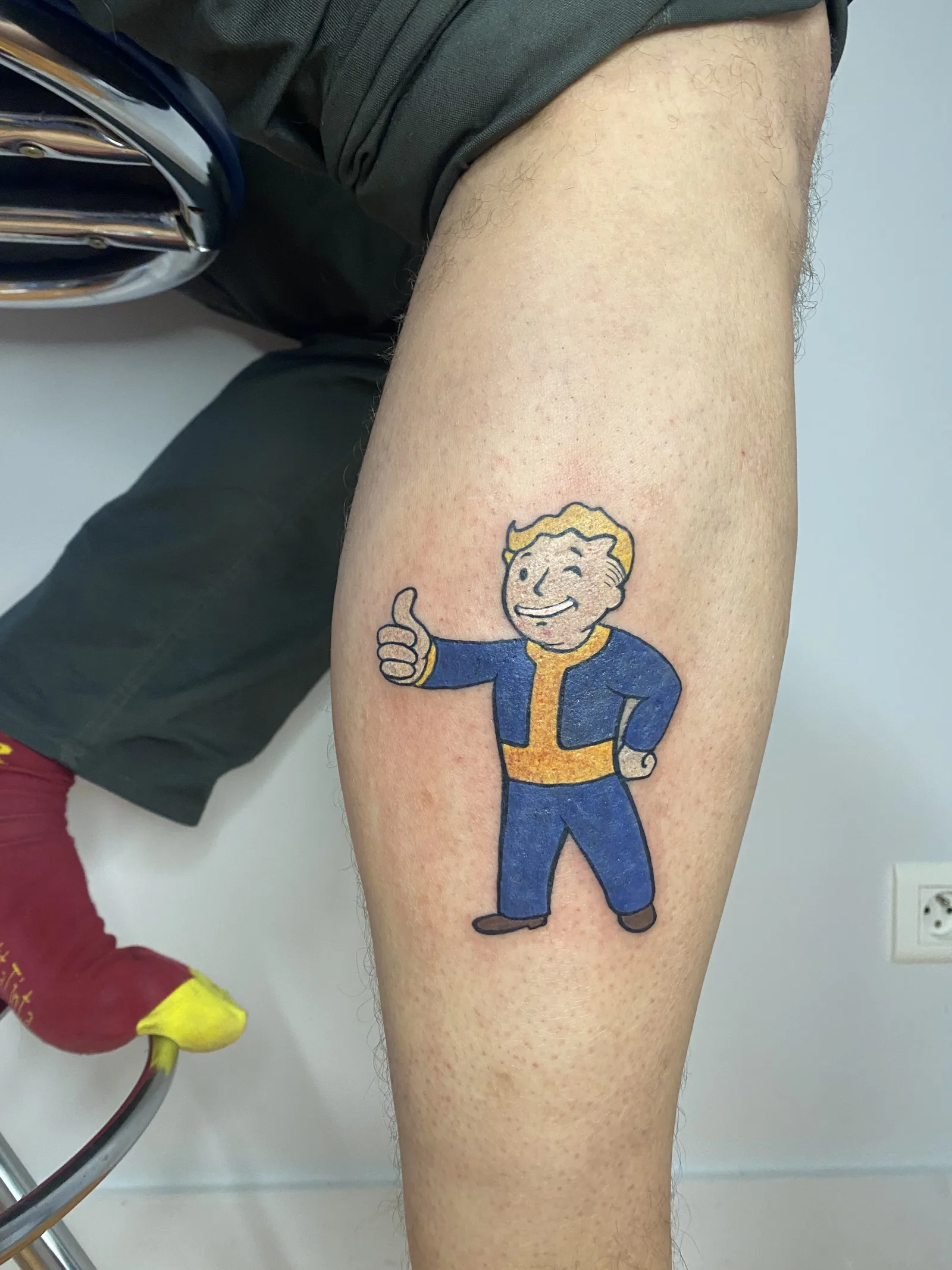 Tatouage Vault Boy Fallout couleur sur mollet — Annahata Tattoo